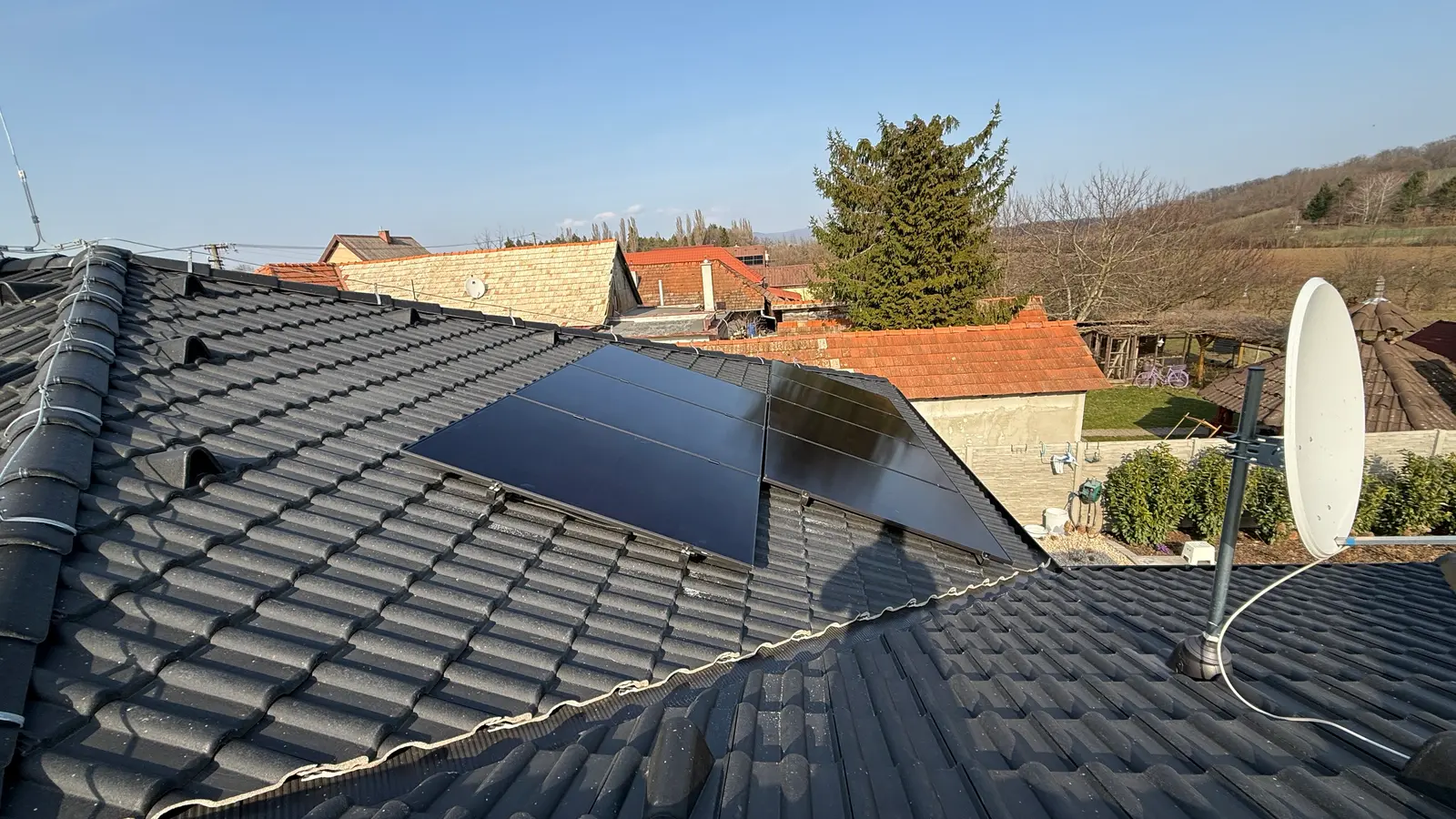 Fotovoltické panely na vedľajšej streche — Červený Hrádok