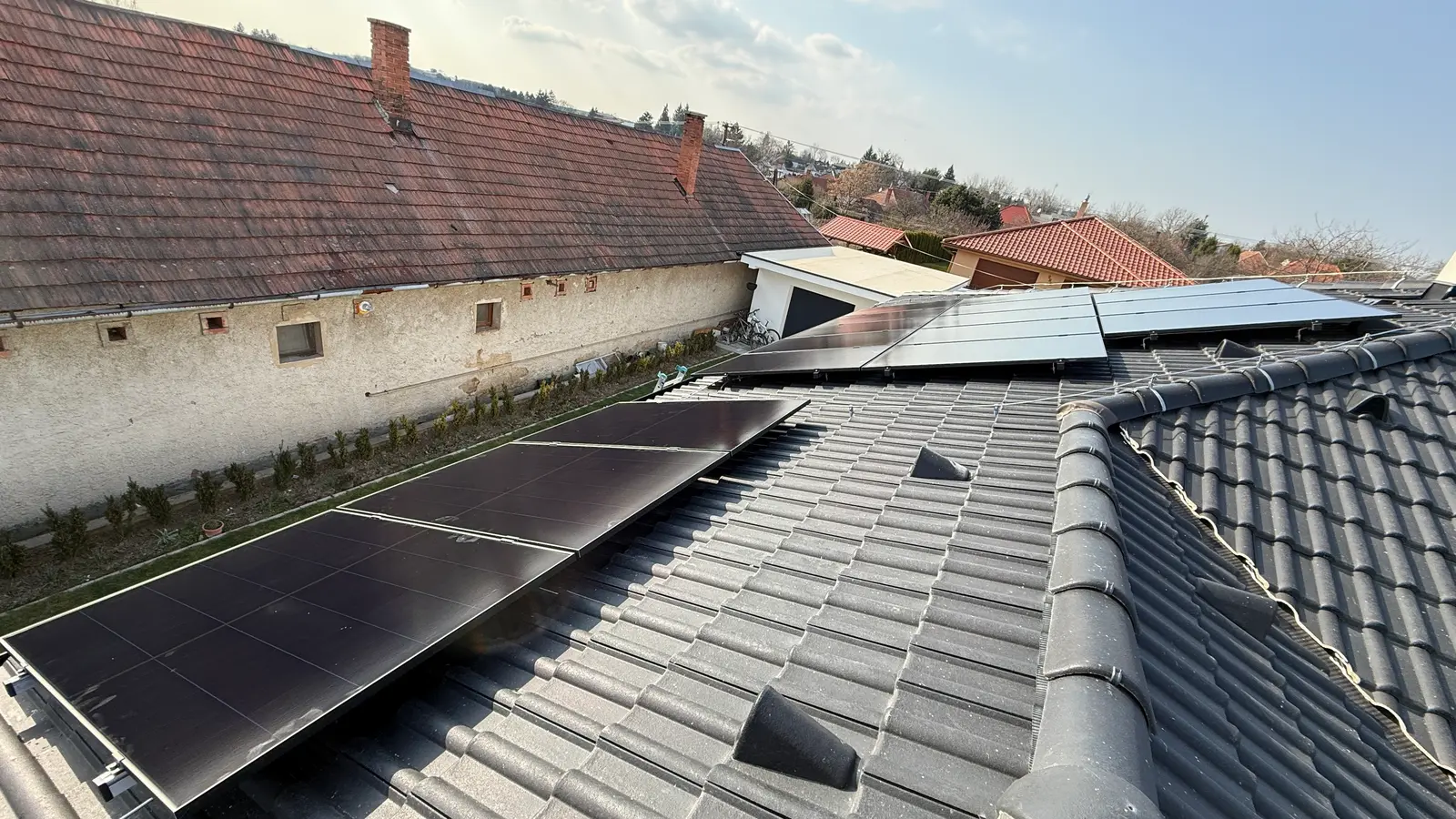 Montáž fotovoltických panelov na streche hospodárskej budovy — Červený Hrádok