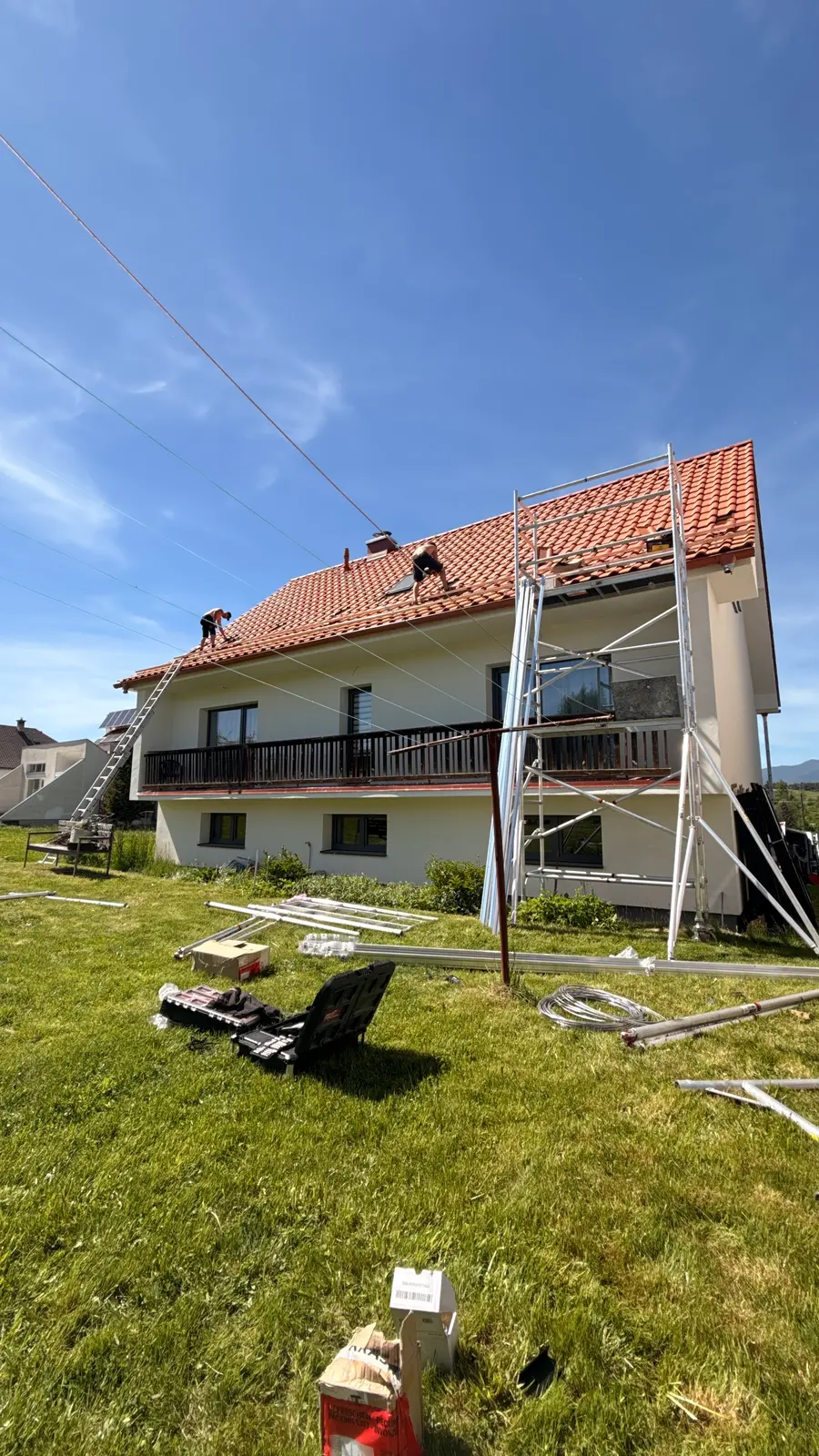Montáž fotovoltických panelov na streche — Hybe