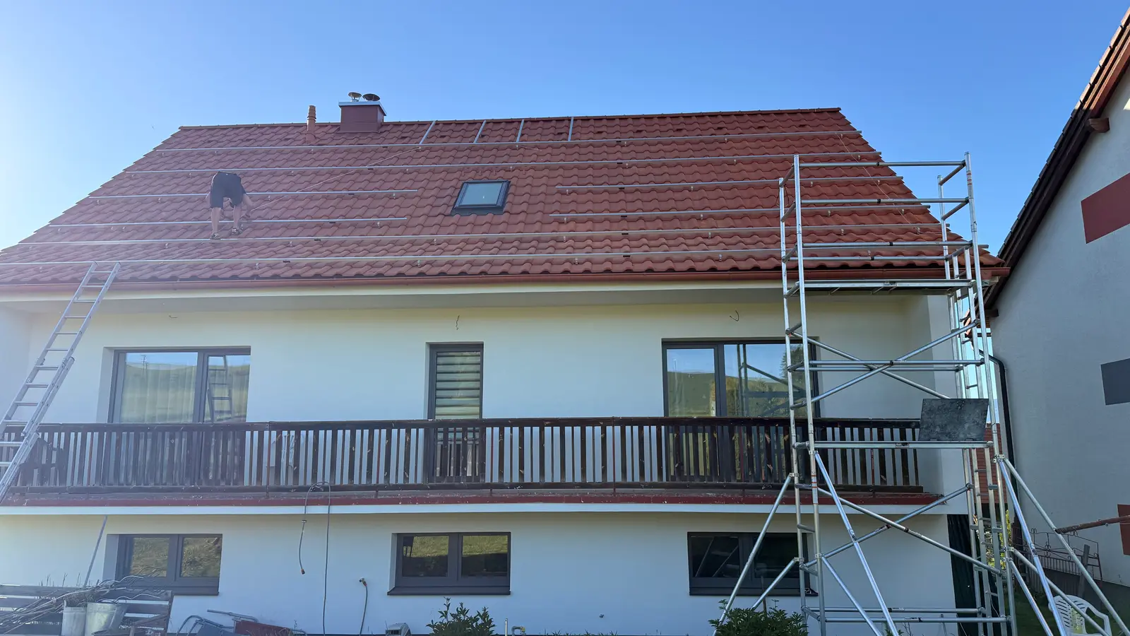 Montáž konštrukcie pre fotovoltické panely na streche — Hybe